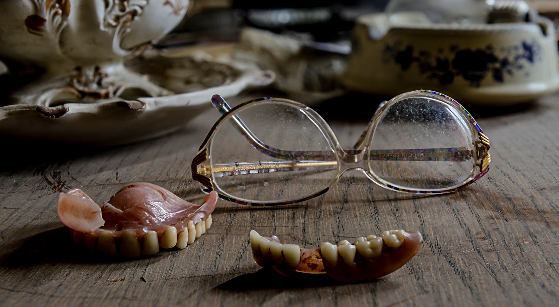 Old Denture teeth fall out by Paul Morris on unsplash.com for Denture Doctor.